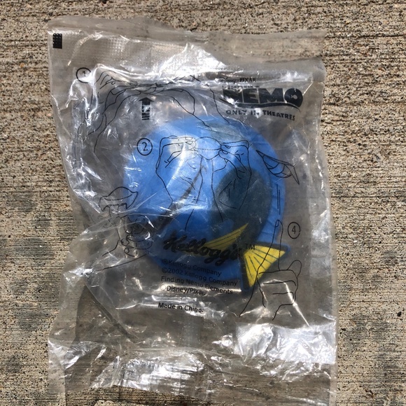 Finding Nemo Dory Flying Cereal Toy Kelloggs - Picture 1 of 3